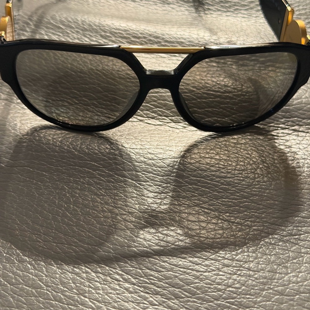 Stylish Black and Gold Unisex Sunglasses